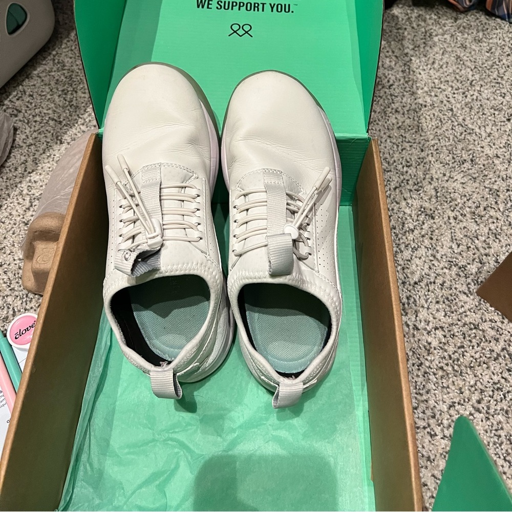 Clove tennis shoes. Size 7. Barely warn.